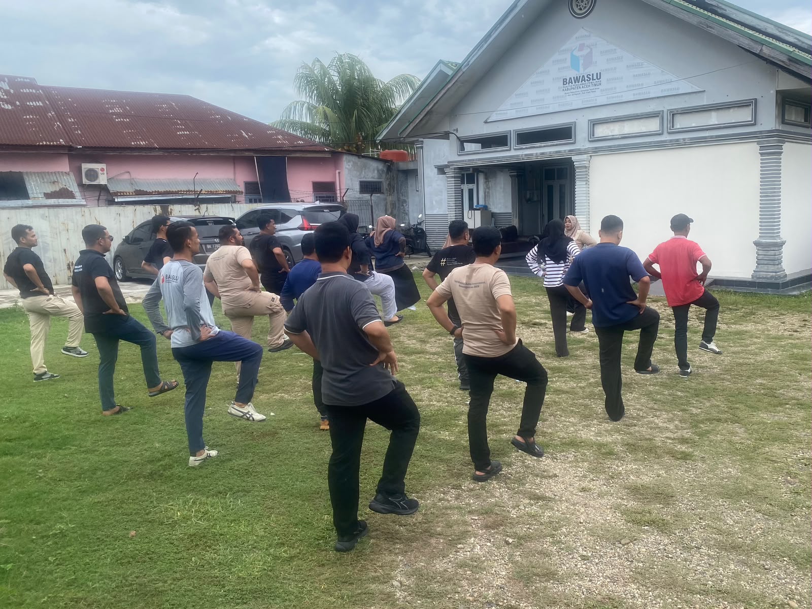 Sehat dan Kompak, Bawaslu Aceh Timur Semarakkan Program Jumat Sehati dengan Senam Pagi 01