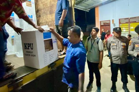 Pengangkutan Kotak Surat Suara di Gudang KIP Kabupaten Aceh Timur di Desa Keumuneng