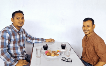 Diskusi Demokrasi kordiv Pencegahan, Parmas dan Humas Bawaslu Aceh Timur dengan Ketua/Direktur Koalisi NGO HAM Aceh Khairil, SH